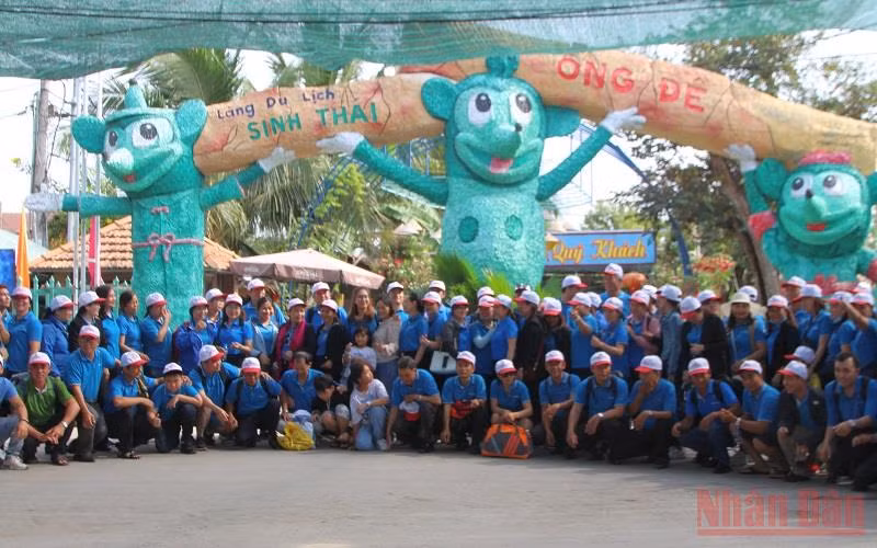 Làng Du lịch Ông Đề, huyện Phong Điền, TP Cần Thơ đón hơn 5.000 lượt khách mỗi ngày. Làng Du lịch Ông Đề, huyện Phong Điền, TP Cần Thơ đón hơn 5.000 lượt khách mỗi ngày.