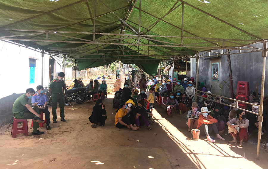 Nhiều người dân đến chia sẻ nỗi đau mất mát với gia đình anh Vương Văn Dũng (làng Kôp-Duol, thị trấn Kon Dỡng, huyện Mang Yang). Ảnh: Văn Ngọc Nhiều người dân đến chia sẻ nỗi đau mất mát với gia đình anh Dũng. Ảnh: Văn Ngọc