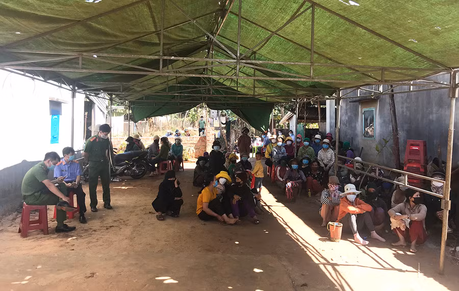 Nhiều người dân đến chia sẻ nỗi đau mất mát với gia đình anh Dũng. Ảnh: Văn Ngọc