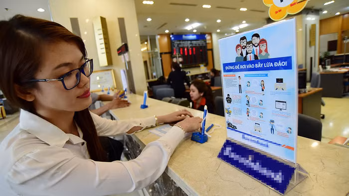  Nhiều ngân hàng đưa ra cảnh báo với khách hàng về các chiêu thức lừa đảo trực tuyến. Ảnh: SCB