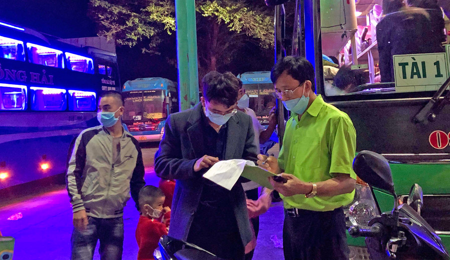 Hành khách khai báo y tế trước khi lên xe tại Bến xe Đức Long Gia Lai. Ảnh: Lê Hòa