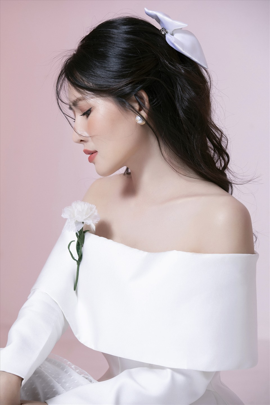 "Năm 2021, tôi không đóng nhiều phim truyền hình vì một phần do dịch bệnh, phần khác tôi muốn mình lựa chọn kịch bản kĩ lưỡng hơn. Còn về phim điện ảnh "Nhà không bán", tôi đã tham gia trước dịch nên cô gắng hoàn thành các cảnh quay" - nữ diễn viên tâm sự. "Năm 2021, tôi không đóng nhiều phim truyền hình vì một phần do dịch bệnh, phần khác tôi muốn mình lựa chọn kịch bản kĩ lưỡng hơn. Còn về phim điện ảnh "Nhà không bán", tôi đã tham gia trước dịch nên cô gắng hoàn thành các cảnh quay" - nữ diễn viên tâm sự.