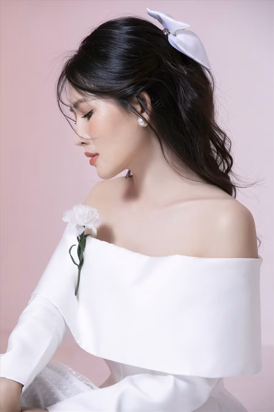 "Năm 2021, tôi không đóng nhiều phim truyền hình vì một phần do dịch bệnh, phần khác tôi muốn mình lựa chọn kịch bản kĩ lưỡng hơn. Còn về phim điện ảnh "Nhà không bán", tôi đã tham gia trước dịch nên cô gắng hoàn thành các cảnh quay" - nữ diễn viên tâm sự.