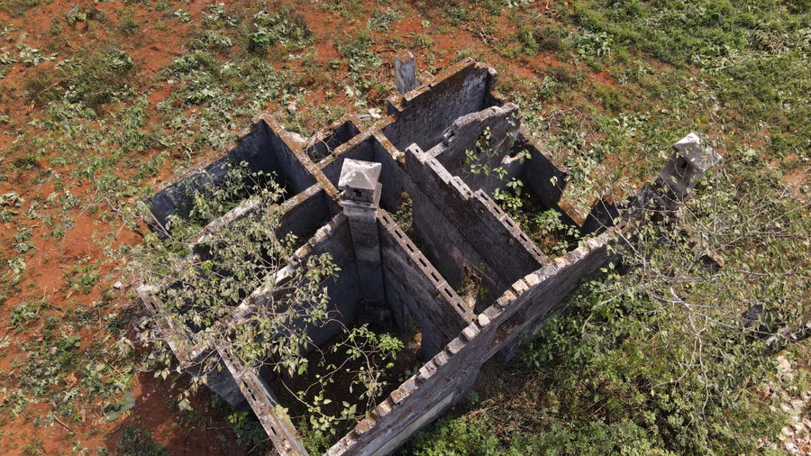 Từ trên cao nhìn xuống, phần tường xây của căn biệt thự Pháp cổ còn khá nguyên vẹn. Ảnh: Hoành Sơn Từ trên cao nhìn xuống, phần tường xây của căn biệt thự Pháp cổ còn khá nguyên vẹn. Ảnh: Nguyễn Tú