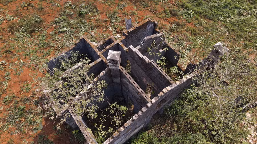 Từ trên cao nhìn xuống, phần tường xây của căn biệt thự Pháp cổ còn khá nguyên vẹn. Ảnh: Nguyễn Tú