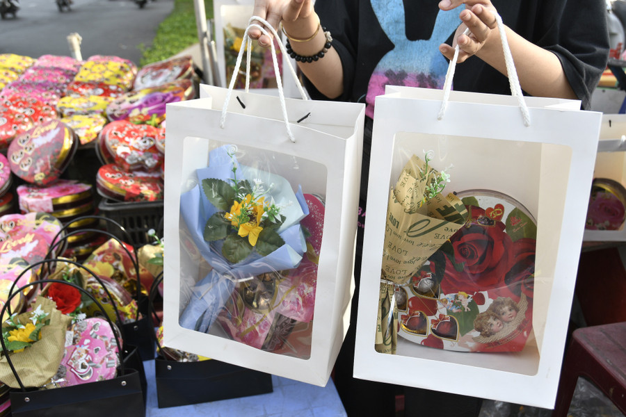  Các giỏ và xách quà của Hoa được bày bán trên đường Nguyễn Văn Cừ