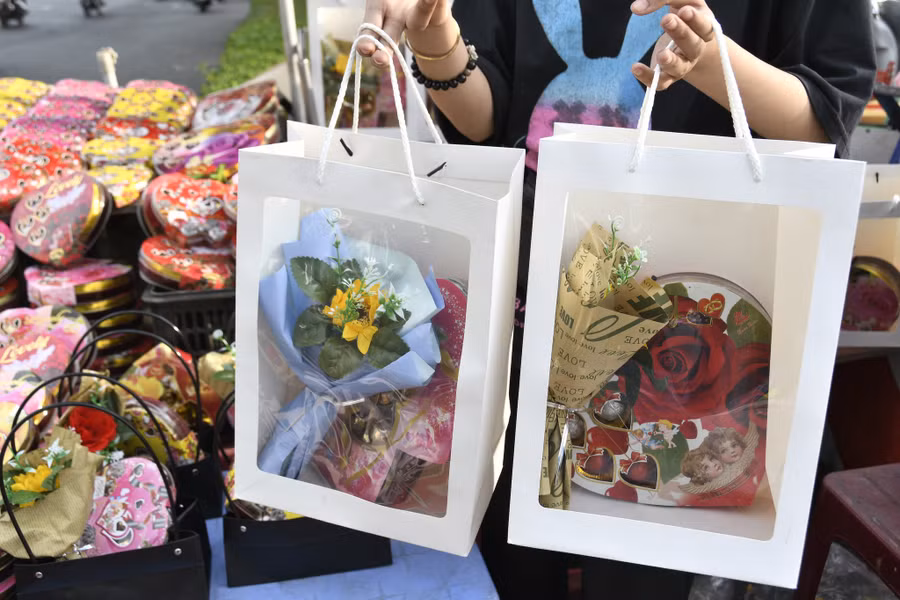  Các giỏ và xách quà của Hoa được bày bán trên đường Nguyễn Văn Cừ