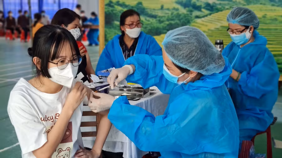 Tiêm vắc xin phòng Covid-19 cho nhóm đối tượng từ 12 đến 17 tuổi tại điểm tiêm trường Nguyễn Văn Trỗi (phường Hoa Lư, TP. Pleiku). Ảnh: Bá Binh