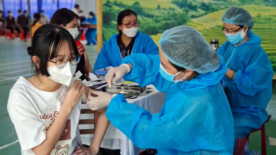 Tiêm vắc xin phòng Covid-19 cho nhóm đối tượng từ 12 đến 17 tuổi tại điểm tiêm trường Nguyễn Văn Trỗi (phường Hoa Lư, TP. Pleiku). Ảnh: Bá Binh