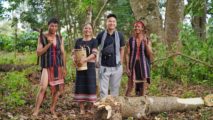2 Du khách tìm hiểu nghệ thuật điêu khắc gỗ dân gian tại làng du lịch cộng đồng xã Ia Mơ Nông, huyện Chư Pah.JPG