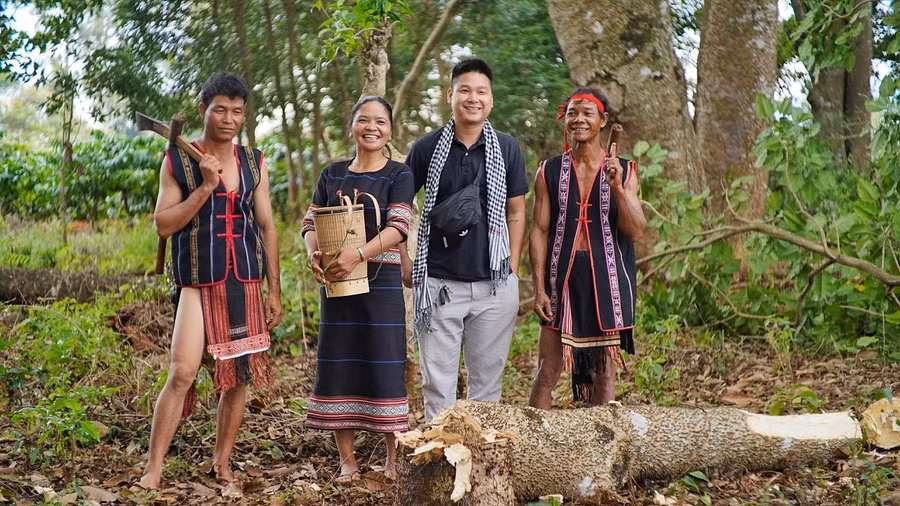 2 Du khách tìm hiểu nghệ thuật điêu khắc gỗ dân gian tại làng du lịch cộng đồng xã Ia Mơ Nông, huyện Chư Pah.JPG