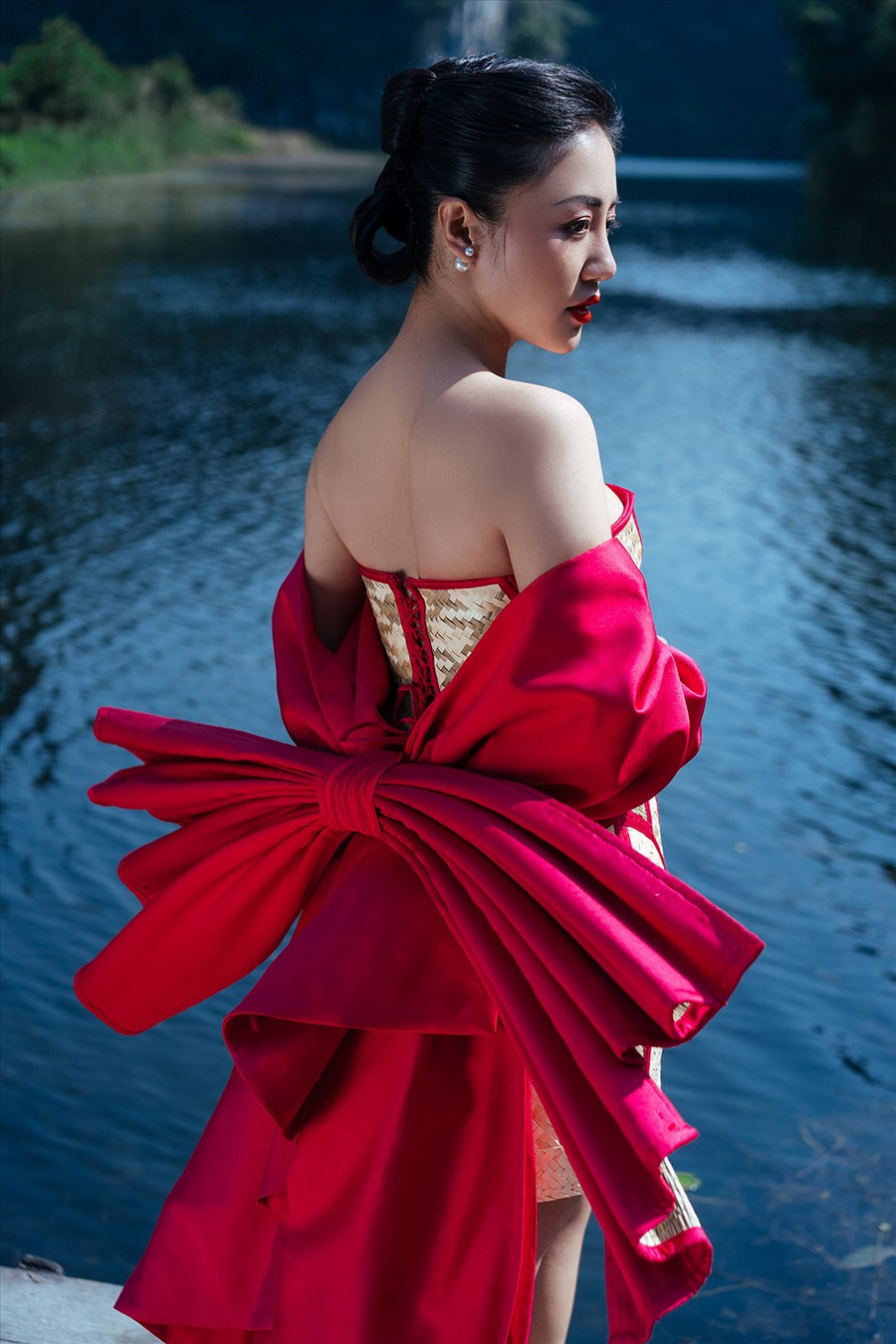 Ngoài ra, ca khúc “Chim quý trong lồng” đánh dấu sự kết hợp của cô cùng K-ICM liên tục thắng ở các giải thưởng trong nước, quốc tế như: Giải “Best Music Video” của “MTV FAN CHOICE 2021”; giải “Best Music Video” tại “Giải thưởng truyền hình châu Á - Asian Television Awards” lần thứ 26; giải “MV được yêu thích nhất” tại “Mai Vàng” lần thứ 27.