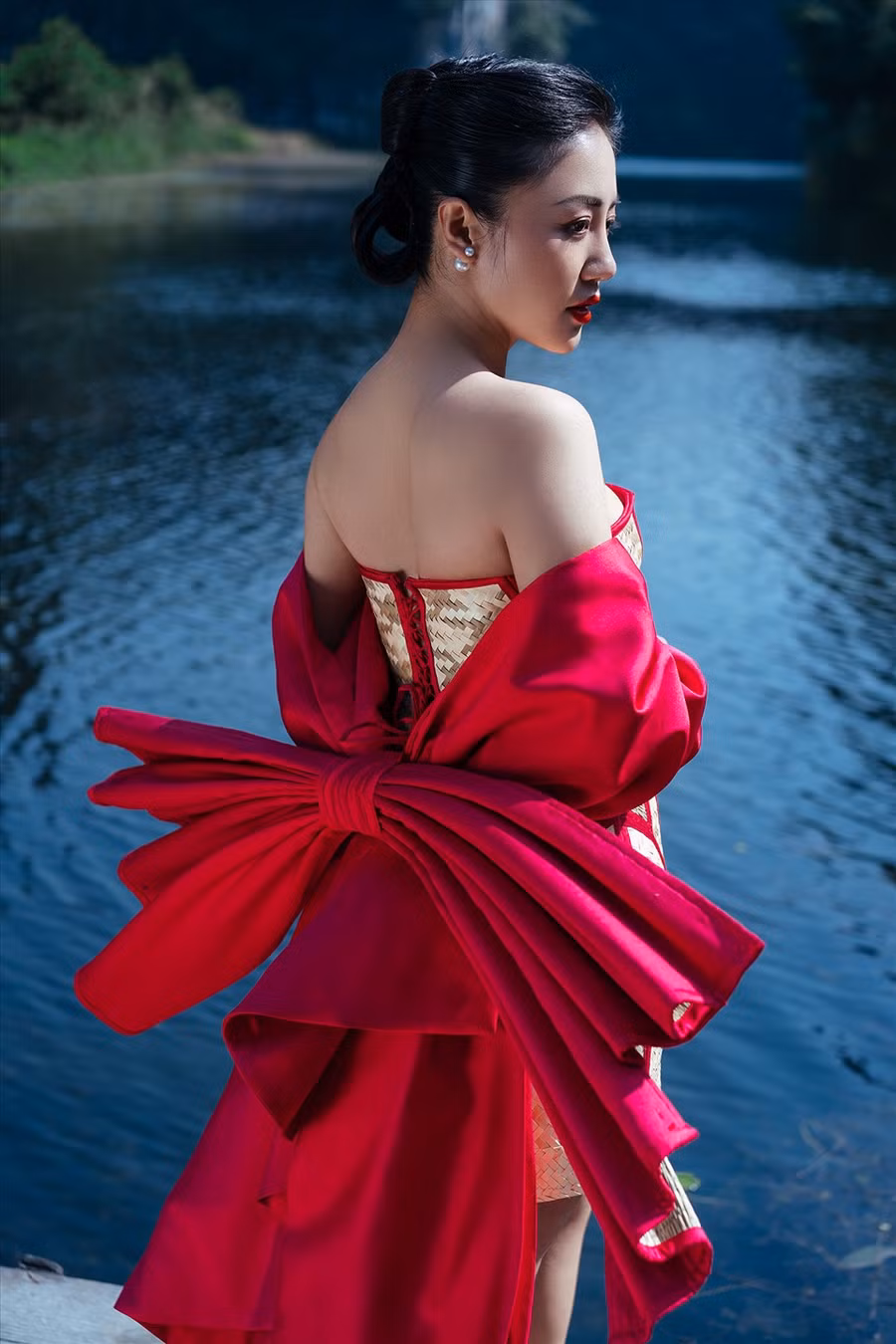 Ngoài ra, ca khúc “Chim quý trong lồng” đánh dấu sự kết hợp của cô cùng K-ICM liên tục thắng ở các giải thưởng trong nước, quốc tế như: Giải “Best Music Video” của “MTV FAN CHOICE 2021”; giải “Best Music Video” tại “Giải thưởng truyền hình châu Á - Asian Television Awards” lần thứ 26; giải “MV được yêu thích nhất” tại “Mai Vàng” lần thứ 27.