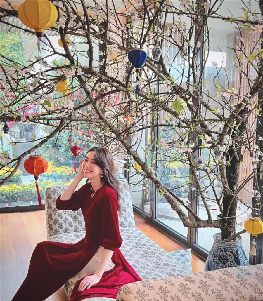 Hoa hậu Đặng Thu Thảo cùng tà áo dài đỏ e ấp bên cành đào. Ảnh: FBNV Hoa hậu Đặng Thu Thảo cùng tà áo dài đỏ e ấp bên cành đào. Ảnh: FBNV