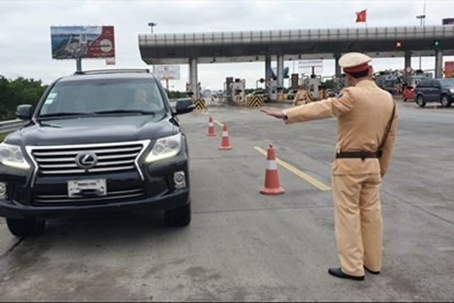 Sẽ bị tước giấy phép lái xe đến 4 tháng nếu chạy quá tốc độ quy định. Ảnh LĐ