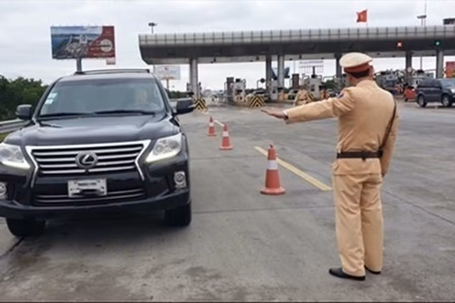 Sẽ bị tước giấy phép lái xe đến 4 tháng nếu chạy quá tốc độ quy định. Ảnh LĐ