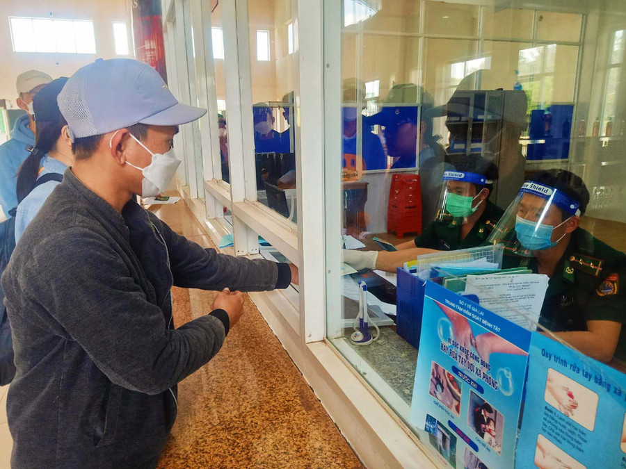Cán bộ tại Trạm Kiểm soát cửa khẩu tận tình giải quyết thủ tục cho công dân. Ảnh: Vĩnh Hoàng