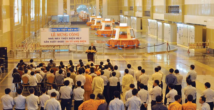 Lễ mừng công Nhà máy Thủy điện Ialy sản xuất được 50 tỷ kWh điện đầu tiên (lúc 15 giờ 15 phút ngày 16-3-2015).