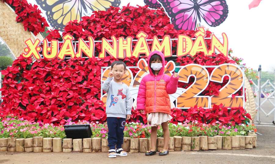 Con đường hoa xuân tại Quảng trường Đại Đoàn Kết là điểm du xuân và lưu lại những hình ảnh đẹp bên gia đình, bạn bè. Ảnh: Quang Tấn 