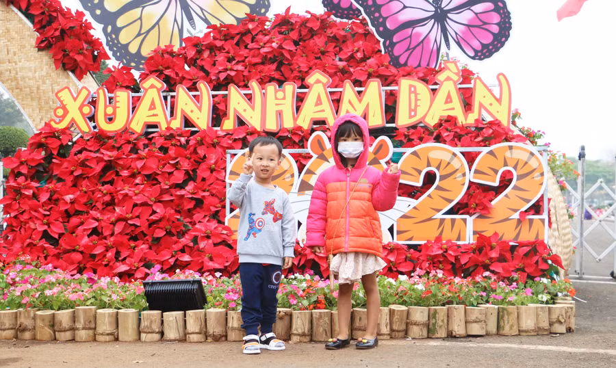 Con đường hoa xuân tại Quảng trường Đại Đoàn Kết là điểm du xuân và lưu lại những hình ảnh đẹp bên gia đình, bạn bè. Ảnh: Quang Tấn 