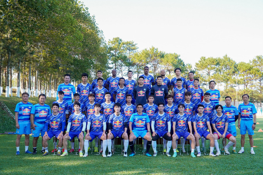 Tập thể CLB HAGL đăng ký cho mùa giải 2022. Ảnh: Linh Nhi