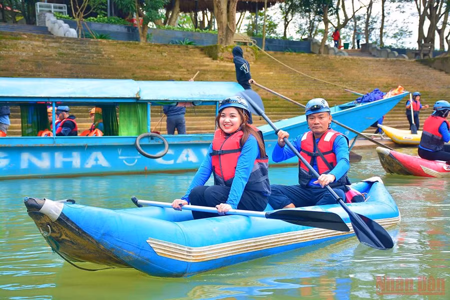  Cuối chiều, khách du lịch bắt đầu chèo Kayak để khám phá động Phong Nha về đêm. 