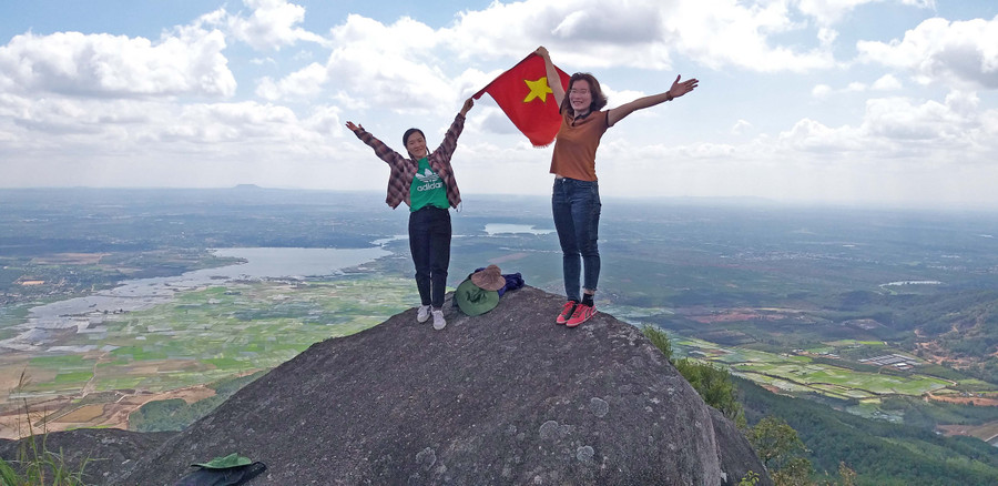 Cờ Tổ quốc được du khách mang theo để tung bay trên đỉnh Chư Nâm ngày đầu năm. Ảnh: Minh Uyên