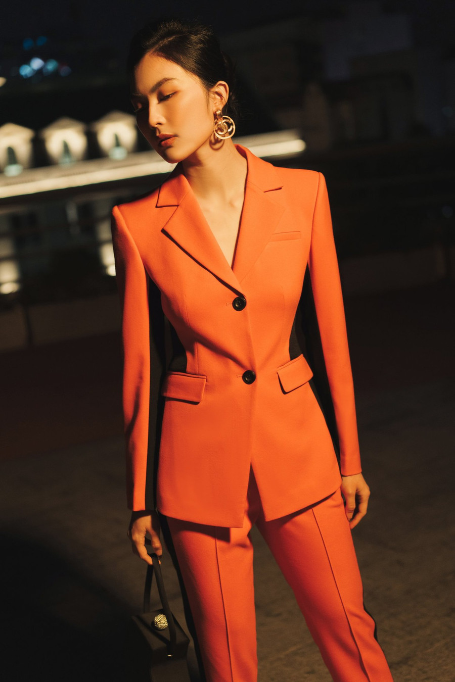 Áo vest phối màu tạo hiệu ứng vòng eo thon nhỏ, các đường cắt thẳng mạnh mẽ tạo khối cho trang phục phản ánh tính cách mạnh mẽ và quyết đoán của người phụ nữ hiện đại tương phản với những gam màu nóng đầy thu hút.