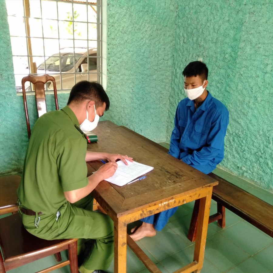 Đối tượng Anh tại cơ quan điều tra. Ảnh: Quang Vũ