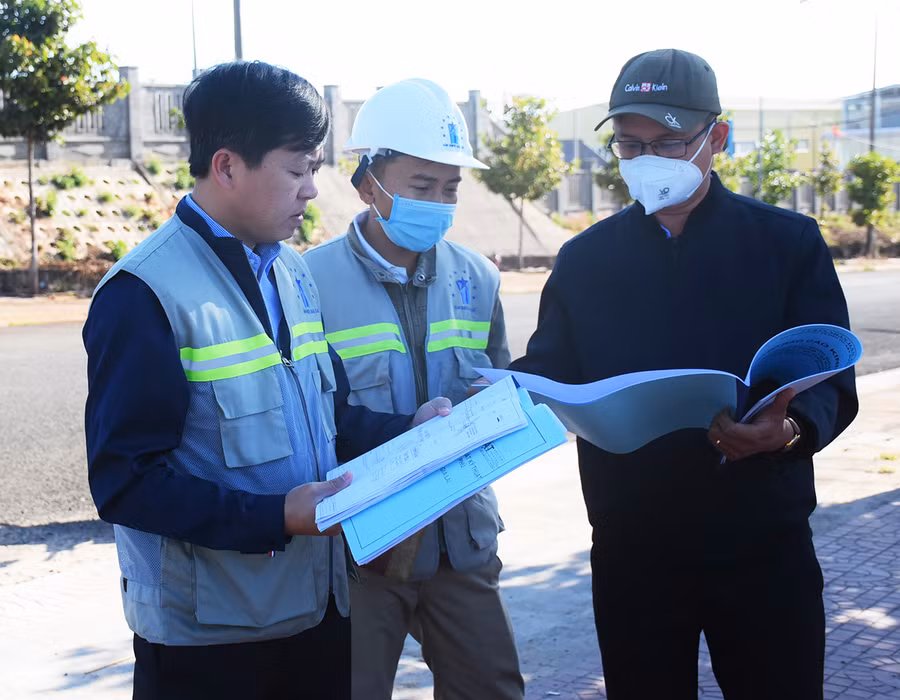 Không khí làm việc ngày đầu năm mới rất khẩn trương, hối hả, nhiều nhà thầu muốn đẩy nhanh tiến độ sớm đưa công trình vào sử dụng. Ảnh: Minh Nguyễn