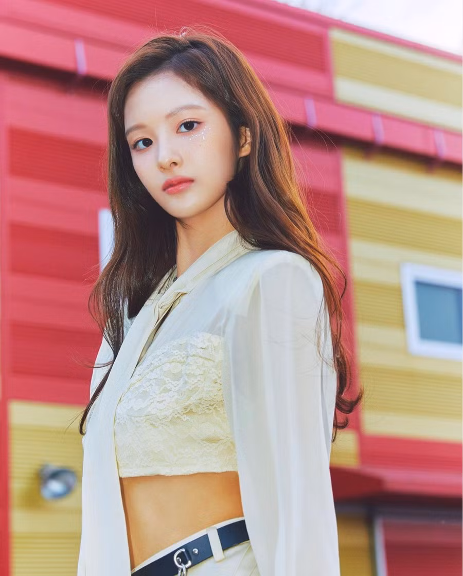 Trên sân khấu, Sullyoon nổi bật với phong thái tự tin, biểu cảm gương mặt sắc sảo và vũ đạo uyển chuyển. Do đó, các clip fancam của cô thường có lượt xem cao hơn hẳn so với những chị em chung nhóm. Ảnh: INSTAGRAM NV