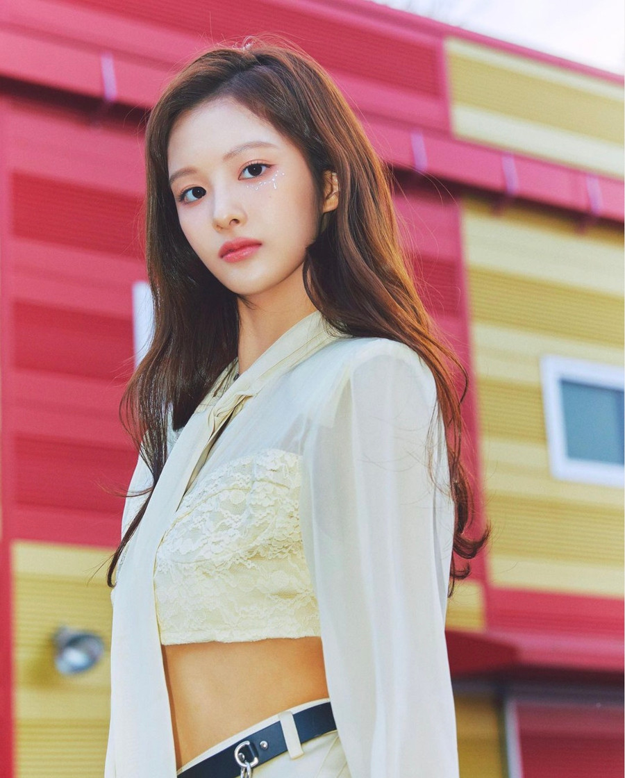 Trên sân khấu, Sullyoon nổi bật với phong thái tự tin, biểu cảm gương mặt sắc sảo và vũ đạo uyển chuyển. Do đó, các clip fancam của cô thường có lượt xem cao hơn hẳn so với những chị em chung nhóm. Ảnh: INSTAGRAM NV