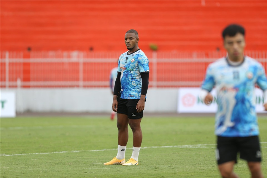 Rafaelson cùng đội Bình Định sẽ đối mặt với thách thức lớn từ các ngôi sao của Viettel như Hoàng Đức, Bùi Tiến Dũng... Ảnh: Trương Quang