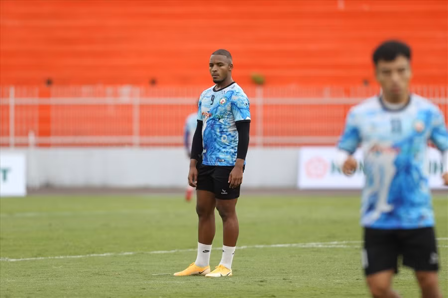 Rafaelson cùng đội Bình Định sẽ đối mặt với thách thức lớn từ các ngôi sao của Viettel như Hoàng Đức, Bùi Tiến Dũng... Ảnh: Trương Quang