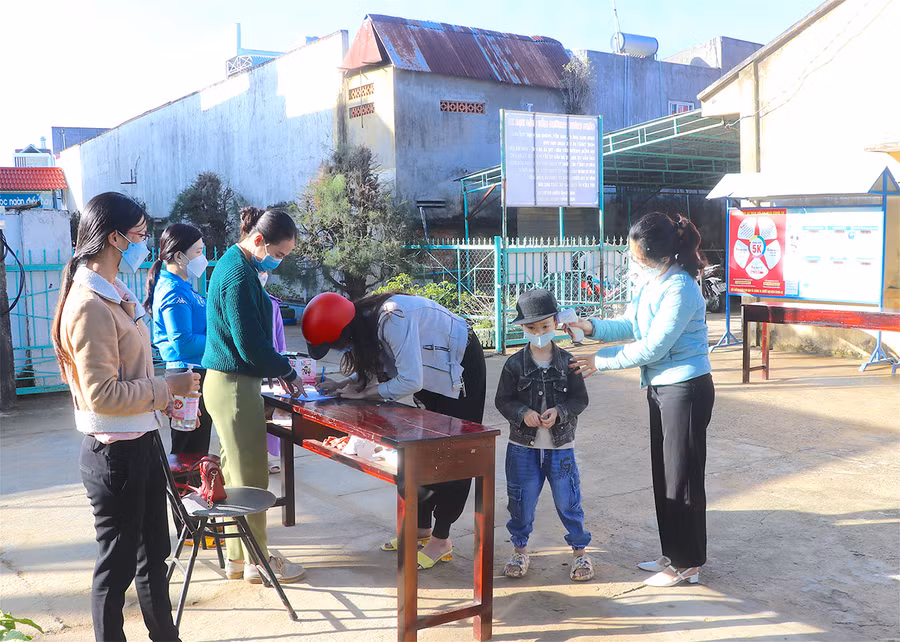 Các trường mầm non trên địa bàn thị xã An Khê đều chú trọng công tác phòng-chống dịch khi đón trẻ tới trường. Ảnh: Ngọc Minh