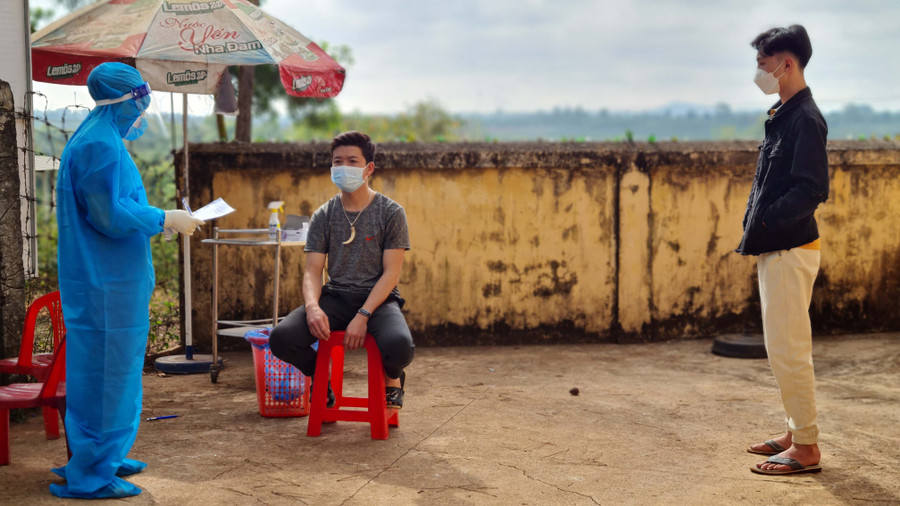 Nhân viên y tế hướng dẫn người dân khai báo y tế tại trạm y tế phường Chi Lăng (TP. Pleiku). Ảnh: Bá Bính