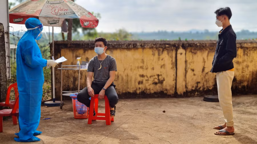 Nhân viên y tế hướng dẫn người dân khai báo y tế tại trạm y tế phường Chi Lăng (TP. Pleiku). Ảnh: Bá Bính