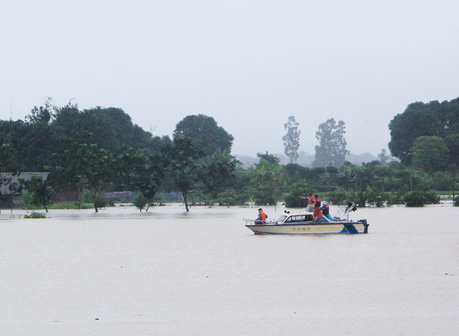 Lực lượng cứu hộ dùng ca nô chuyên dụng tiếp cận khu vực người dân bị cô lập ở tổ 9 (phường Đoàn Kết, thị xã Ayun Pa). Ảnh: Văn Ngọc
