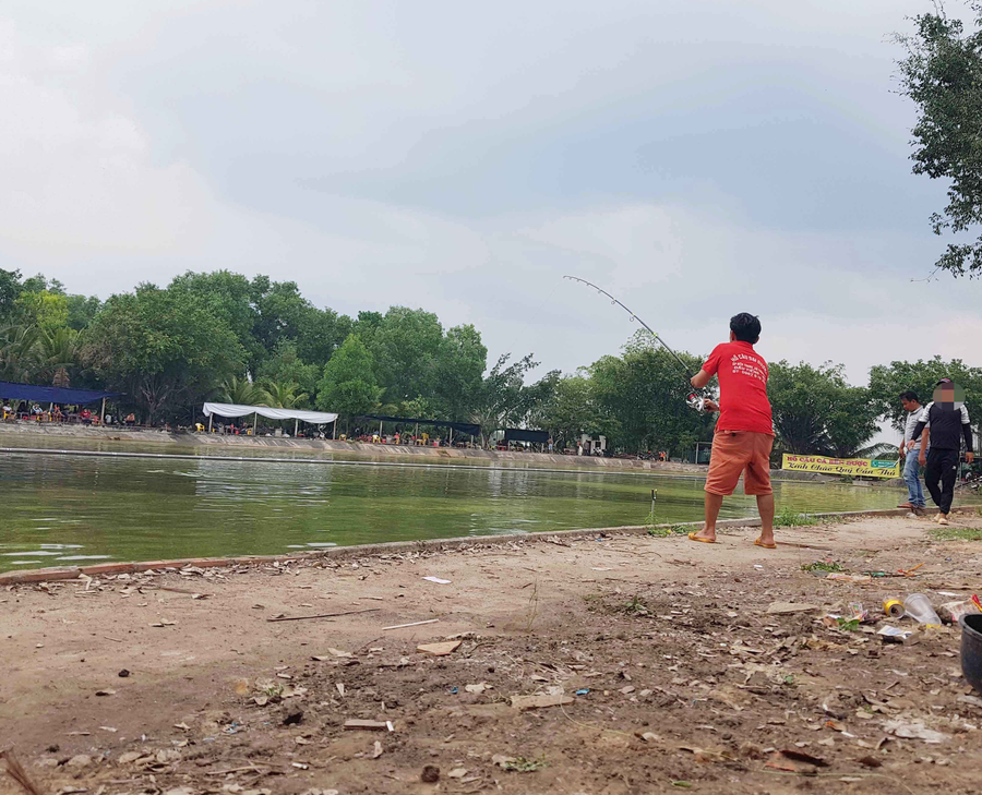 Mỗi khi cần thủ dính cá, nam thanh niên (phải) sẽ đến giám sát, kiểm tra