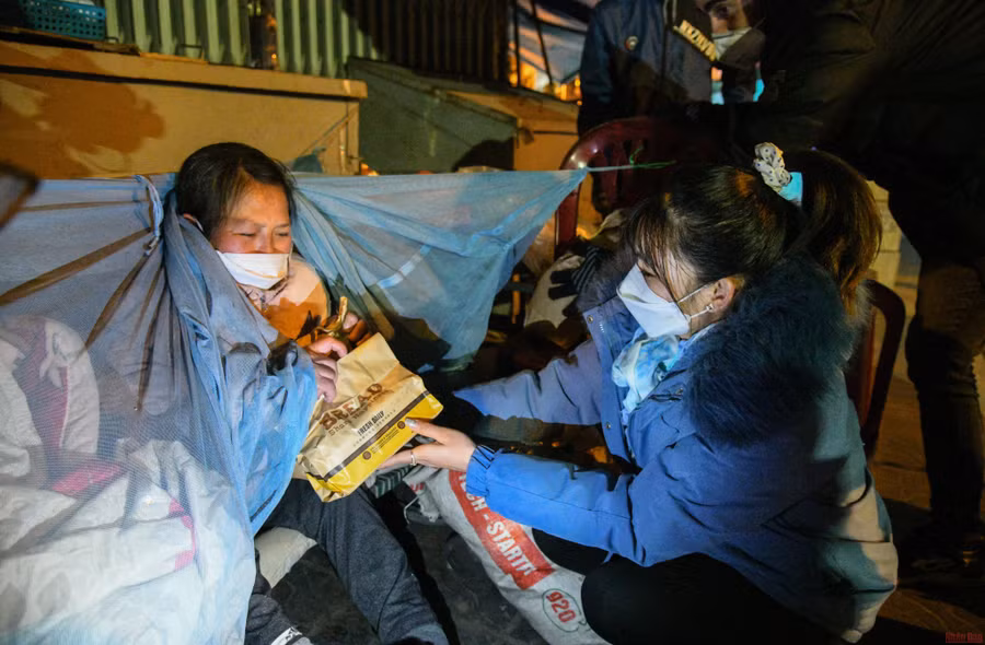 Tặng thuốc cho chủ nhân căn nhà 