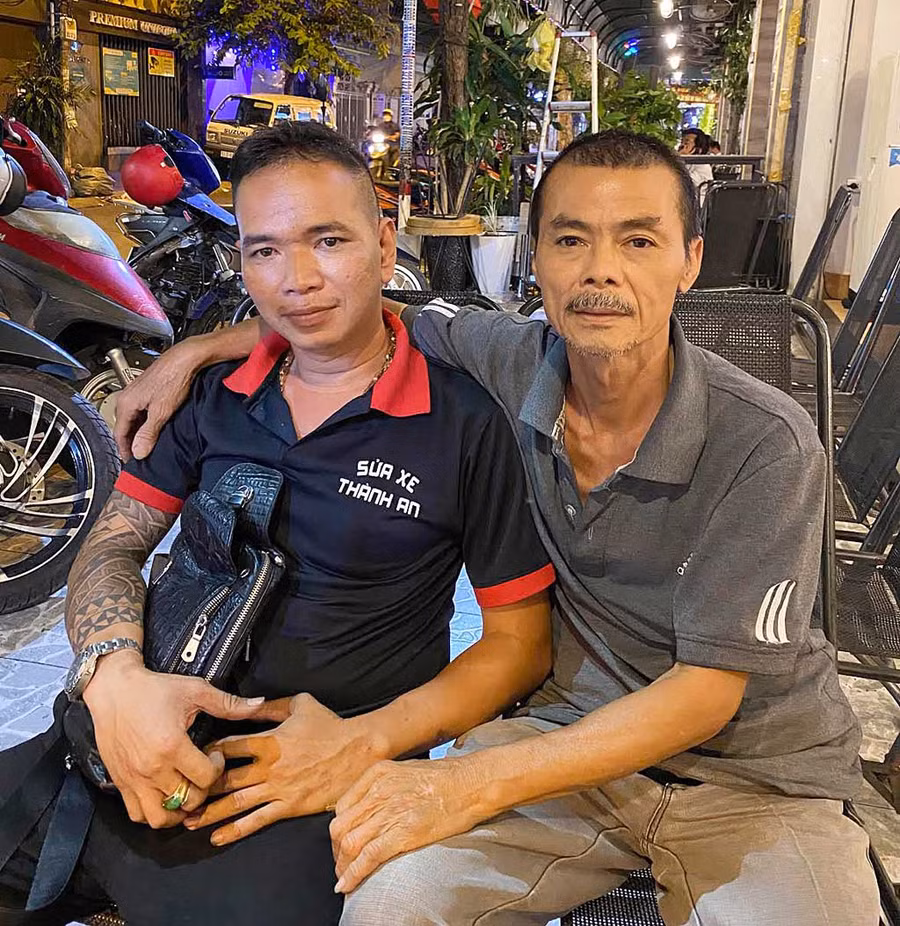 Ông Hoàng (phải) và cộng sự trẻ trong nhóm “Hiệp sĩ Tân Bình”. Ảnh: Lê Vân