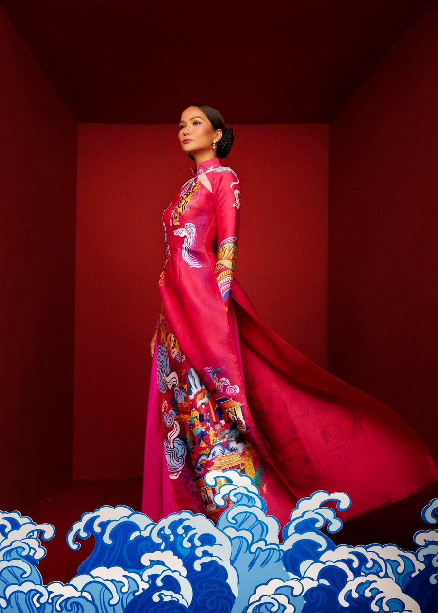 Áo dài màu hồng tím của H'Hen Niê được phối họa tiết dân gian và họa tiết linh vật hổ. Sau concept ngũ hổ, ba cô trò đổi sang concept vân mây khi chưng diện áo dài.