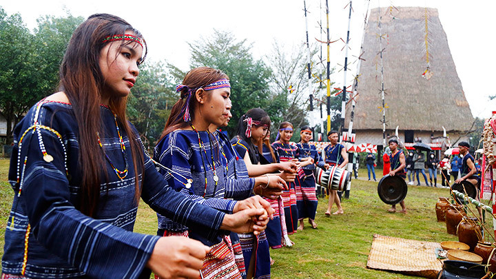 Trai gái trong làng nhảy múa để chúc phúc cho đôi vợ chồng trẻ. Trai gái trong làng nhảy múa để chúc phúc cho đôi vợ chồng trẻ.