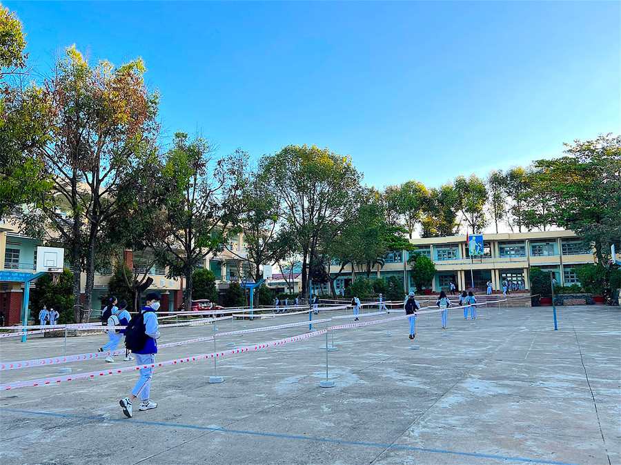 Việc giăng dây phân luồng học sinh ra, vào lớp là một trong những biện pháp được các trường triển khai nhằm đảm bảo an toàn phòng dịch Covid-19. Ảnh: Mộc Trà Việc giăng dây phân luồng học sinh ra, vào lớp là một trong những biện pháp được các trường triển khai nhằm đảm bảo an toàn phòng dịch Covid-19. Ảnh: Mộc Trà