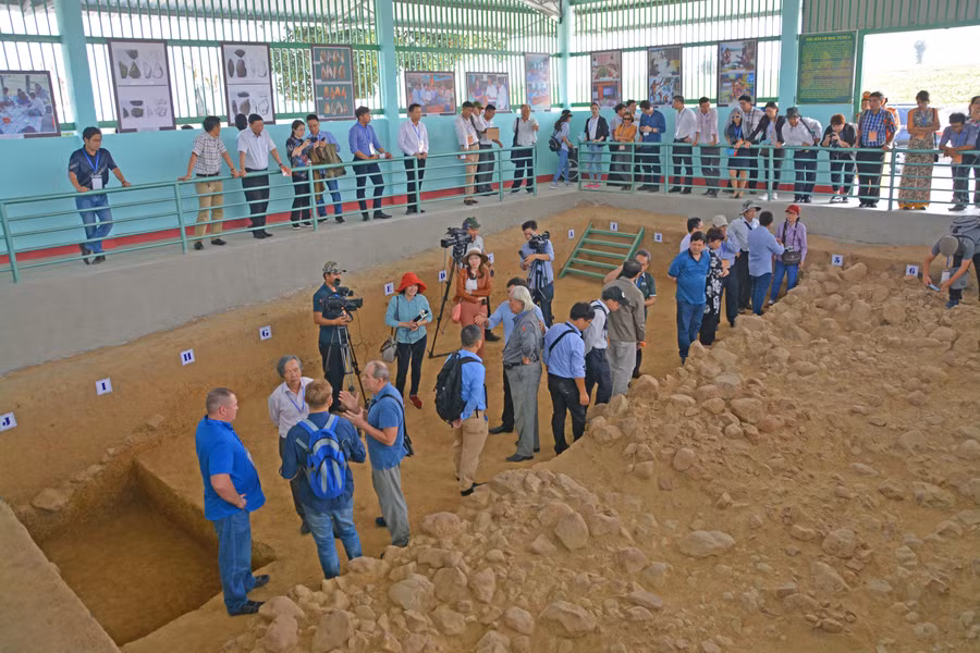 Các hố khai quật tại Rộc Tưng-Gò Đá được làm mái che để bảo vệ, tạo điều kiện thuận lợi cho khách tham quan, nghiên cứu (ảnh chụp trước tháng 4-2021). Ảnh: Hoàng Ngọc