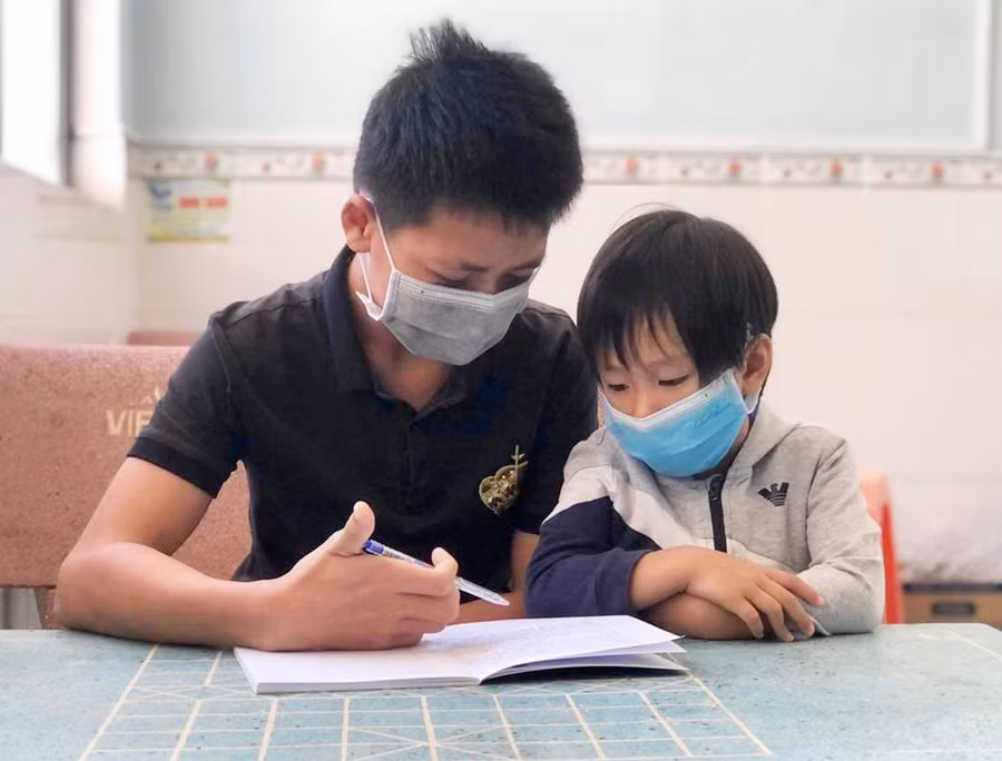  Các em nhỏ dành thời gian ôn bài trong thời gian điều trị Covid-19 tại bệnh viện. Ảnh: Thủy Bình