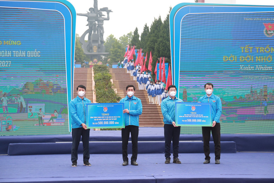 Ban tổ chức trao tặng các công trình thanh niên tại buổi lễ. Ảnh: Bảo Anh
