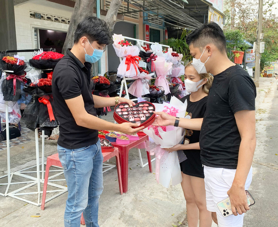 Hoa và socola vẫn là những món quà được nhiều bạn trẻ lựa chọn để thể hiện tình cảm trong ngày Valentine. Ảnh: Vũ Chi Hoa và socola vẫn là những sản phẩm được nhiều bạn trẻ lựa chọn để thể hiện tình cảm trong ngày Valentine. Ảnh: Vũ Chi