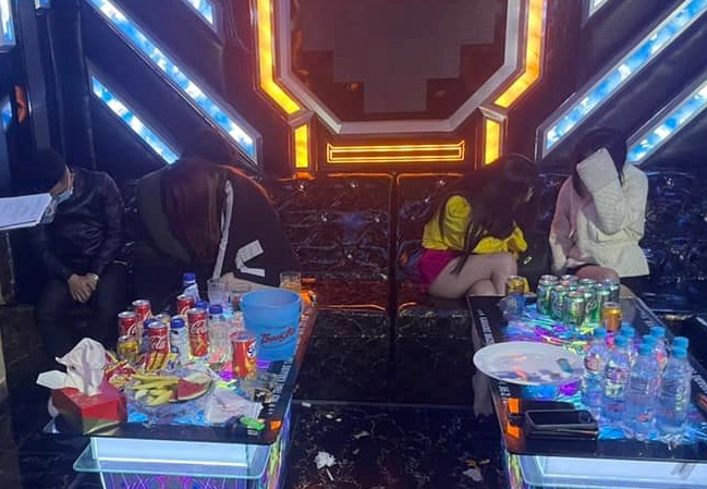 Nhóm nam nữ dân chơi bị bắt quả tang mở tiệc ma túy tại quán karaoke Big Zero, TP.Huế. Ảnh: CA TP.Huế. Nhóm nam nữ dân chơi bị bắt quả tang mở tiệc ma túy tại quán karaoke Big Zero, TP.Huế. Ảnh: CA TP.Huế.