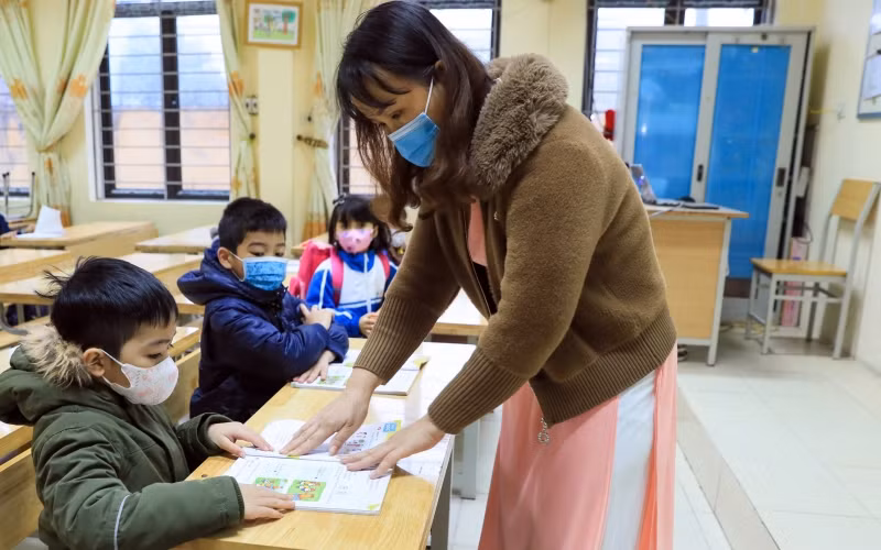 Từ ngày 28/2, học sinh từ khối 1 đến khối 6 thuộc 18 huyện, thị xã của Hà Nội tạm dừng học trực tiếp, chuyển sang học trực tuyến để bảo đảm yêu cầu phòng, chống dịch Covid-19. Ảnh: Duy Linh